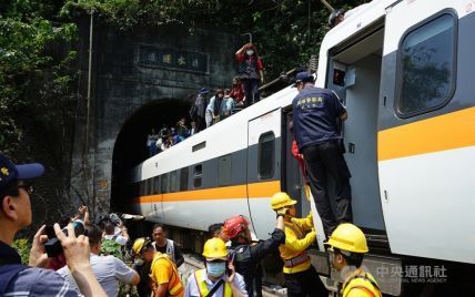 Кількість загиблих в залізничній катастрофі на Тайвані зростає: доля людей з 4 вагонів досі невідома