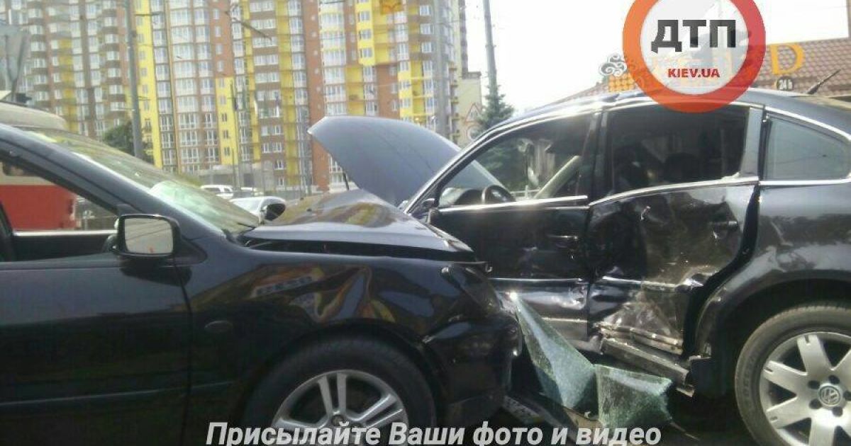 У Києві на перехресті зіткнулись два легковики, серйозно постраждав водій