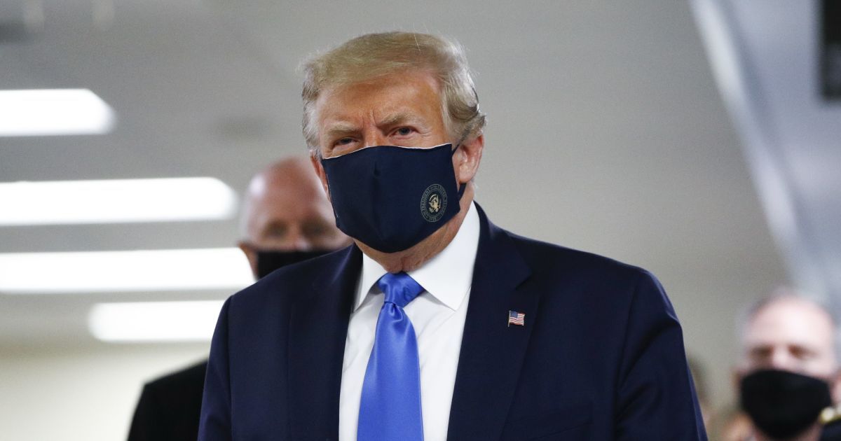 Трамп з'явився на публіці у захисній масці - уперше від початку пандемії коронавірусу