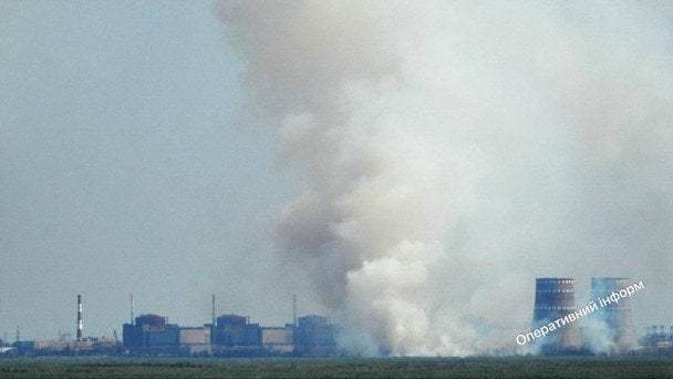 Запорізьку АЕС затягнуло димом. Фото: “Оперативний інформ”.  / © Фото із соціальних мереж