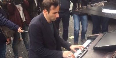 Музикант зіграв "Imagine" на вуличному піаніно поблизу театру Bataclan у Парижі