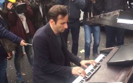 Музикант зіграв "Imagine" на вуличному піаніно поблизу театру Bataclan у Парижі