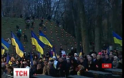 Украина почтила жертв Голодомора: кресты из свечей и 33-часовой пост