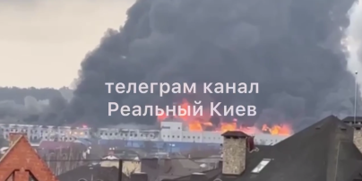 На трасі під Києвом спалахнула масштабна пожежа на складах косметики (відео)
