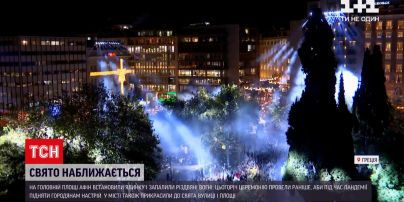 Новини світу: на головній площі Афін влаштували світло-музичне шоу і запалили різдвяну ялинку