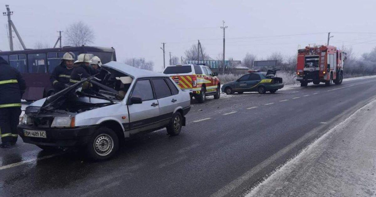 Під Харковом зіткнулися легковик і пасажирський автобус: є жертви