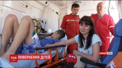 На Сумщине приземлился самолет с тремя детьми, попавших в аварию в Беларуси