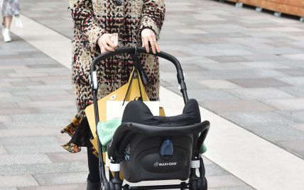 Все сама: папарацци запечатлели, как многодетная мама Софи Эллис-Бекстор сама складывает коляску в багажник такси