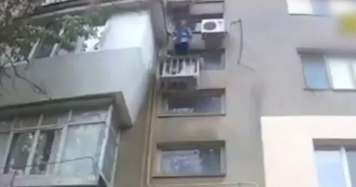 На Одесчине пожилую женщину сняли с кондиционера на доме: старушка не помнит, как туда вскарабкалась