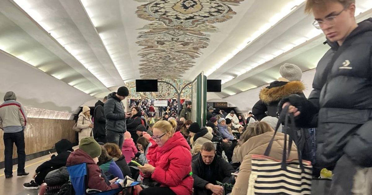 Люди во время воздушной атаки в метро