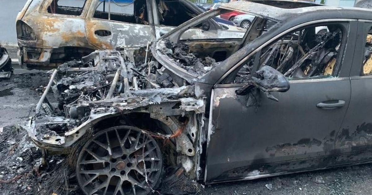 Массовое возгорание автомобилей в Киеве: пять машин сгорели, еще две — повреждены (фото)