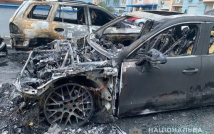Массовое возгорание автомобилей в Киеве: пять машин сгорели, еще две — повреждены (фото)