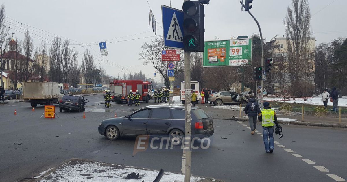 У Києві внаслідок зіткнення двох авто загинув чоловік, вилетівши через пасажирські двері_2 / © Еспресо.TV