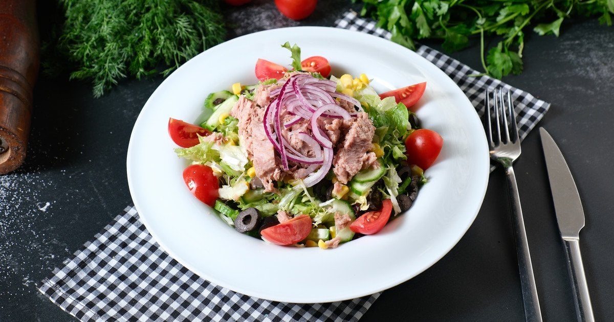 Овочевий салат із тунцем