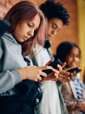 Групові чати та переживання: що батьки не помічають у підлітковому цифровому світі