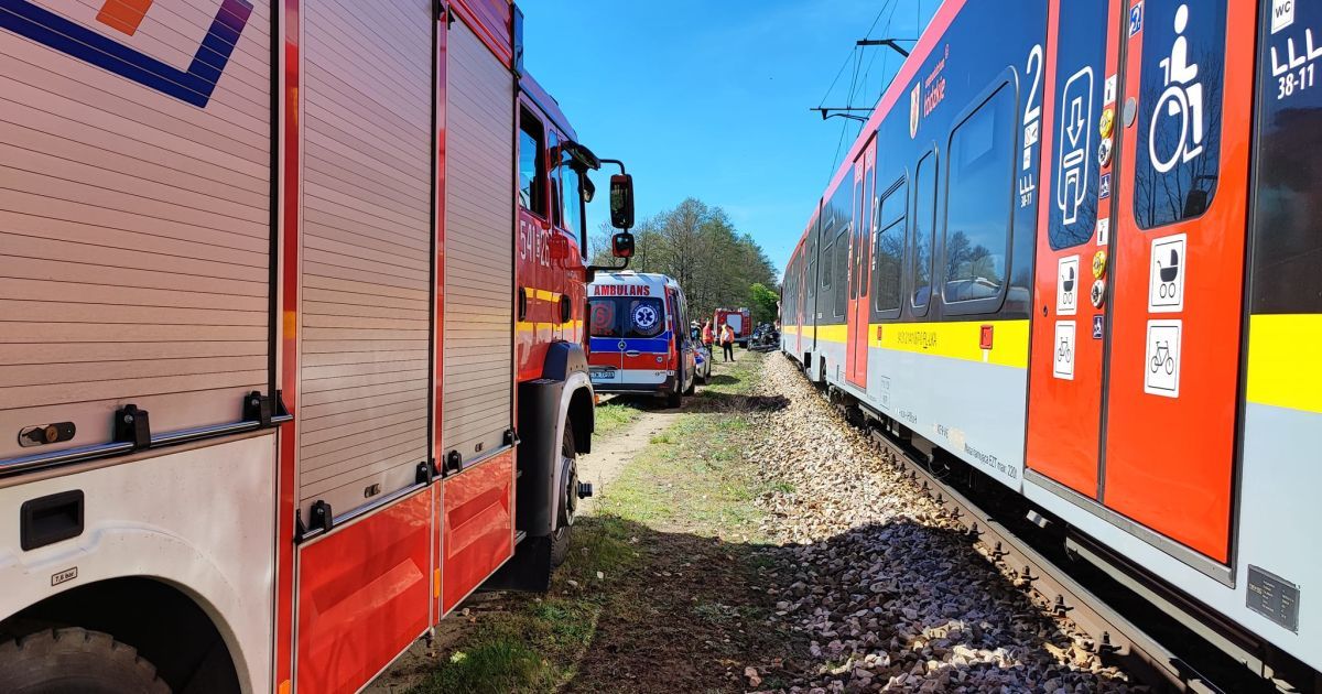 В Польше поезд протаранил автомобиль с женщиной и ребенком. Фото: Komenda Powiatowa Panstwowej Straży Pożarnej w Tomaszowie Mazowieckim