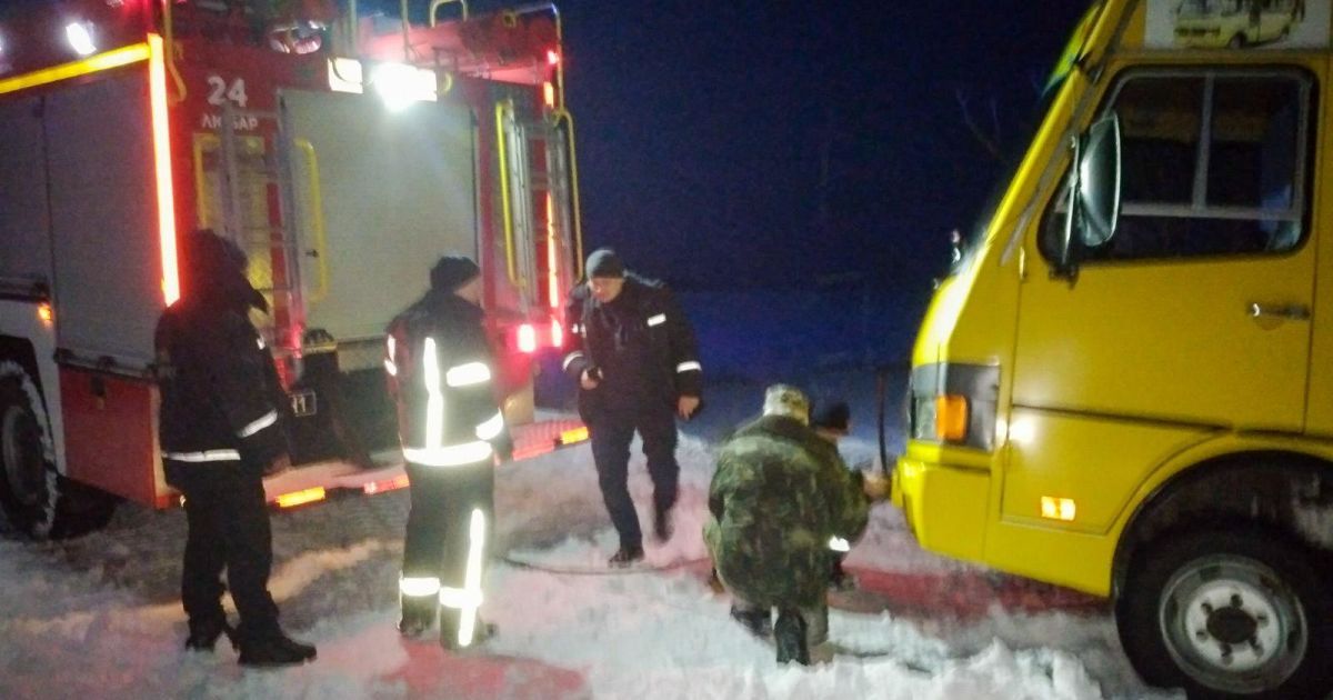 У Житомирській області шкільний автобус із 18 дітьми та швидка допомога застрягли у сніговому заметі