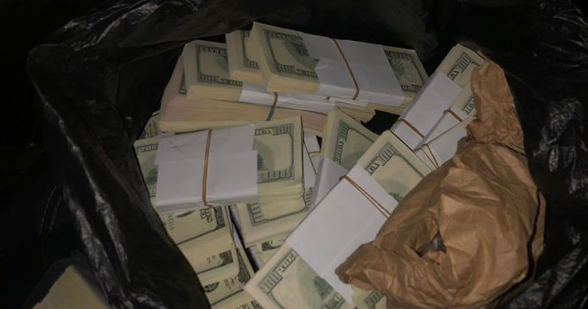 У Києві двох чоловіків викрили на збуті майже чверті мільйона підроблених доларів США