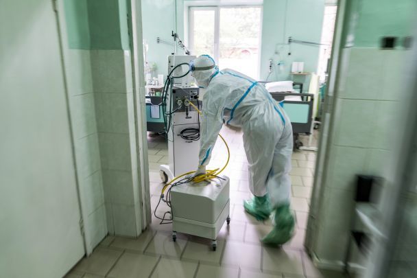 На цьому фото, зробленому в понеділок, 4 травня 2020 року, медик в спеціальному захисному костюмі котить медичне обладнання у відділенні інтенсивної терапії Чернівецької обласної лікарні / © Associated Press
