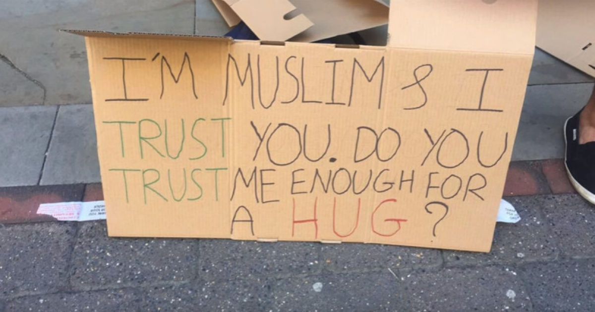 "Обними меня": в Манчестере мусульманин провел флешмоб в память о жертвах теракта