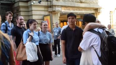 Флешмоб - обійми у Манчестері_2 / © скриншот с видео