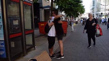 Флешмоб - обійми у Манчестері_11 / © скриншот с видео