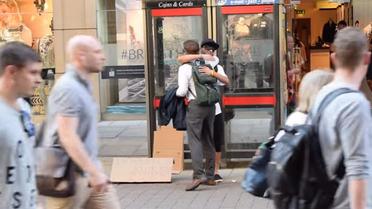 Флешмоб - обійми у Манчестері_6 / © скриншот с видео