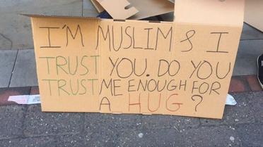 Флешмоб - обійми у Манчестері_4 / © скриншот с видео