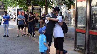 Флешмоб - обійми у Манчестері_12 / © скриншот с видео