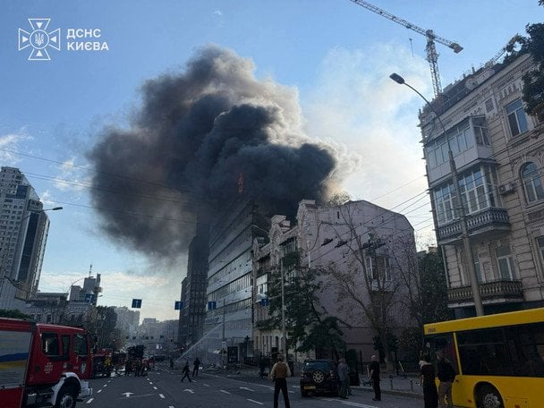 В Шевченковском районе враг также атаковал медицинский центр «Добробут» / © ГСЧС Украины