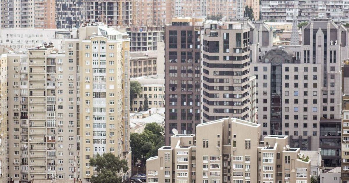 У Києві жителі багатоповерхівки почали "війну" з рестораном у своєму будинку