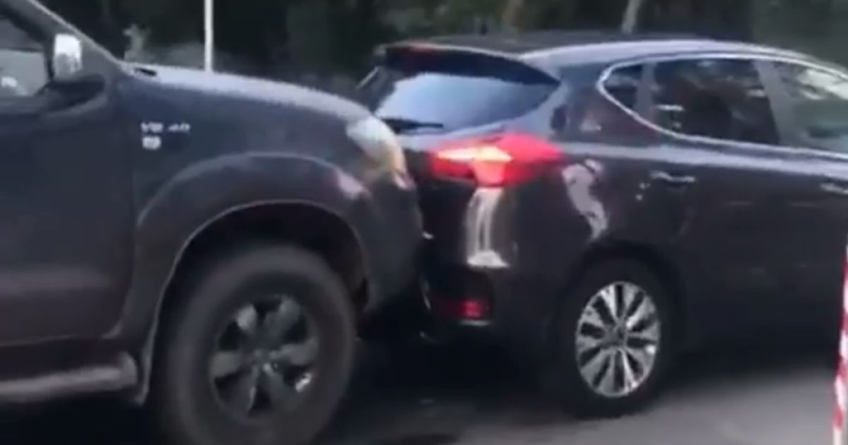 У Києві на Трухановому острові водій Toyota звільняв собі шлях, розштовхуючи автомобілі