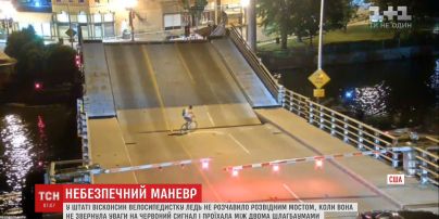 У США велосипедистка дивом не загинула через свою неуважність