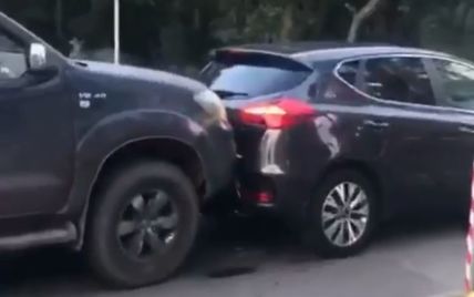 У Києві на Трухановому острові водій Toyota звільняв собі шлях, розштовхуючи автомобілі