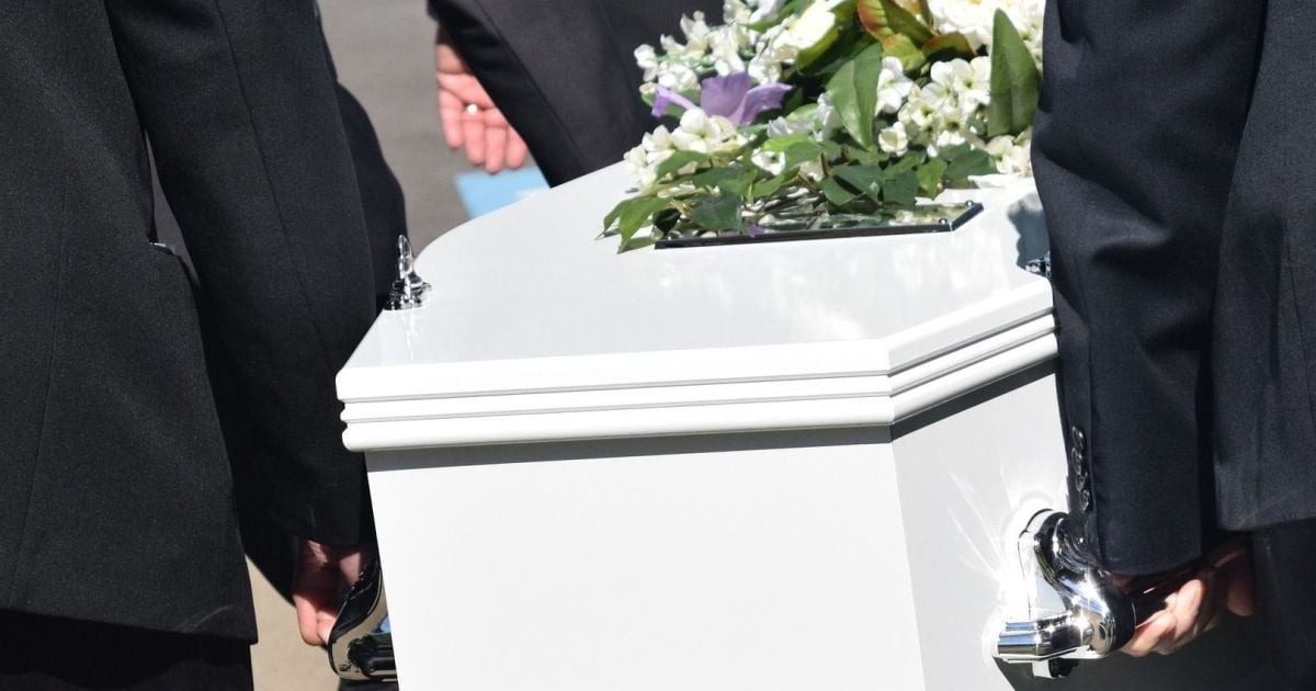 В Сети обсуждают объявление из Запорожья о продаже б/у гроба, оставшегося от деда