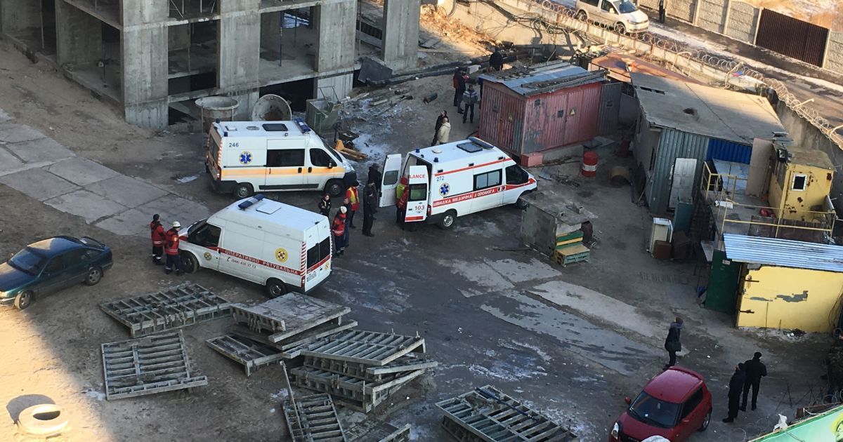 У Києві на будівництві частина крана вбила людину