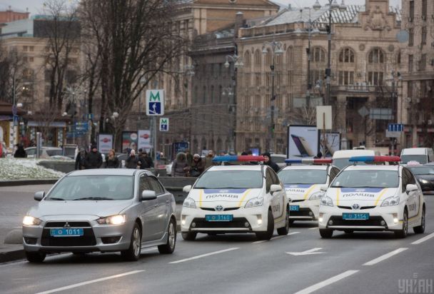 Йшов голим серед машин по Хрещатику: чоловік ризикував життям і шокував автовласників