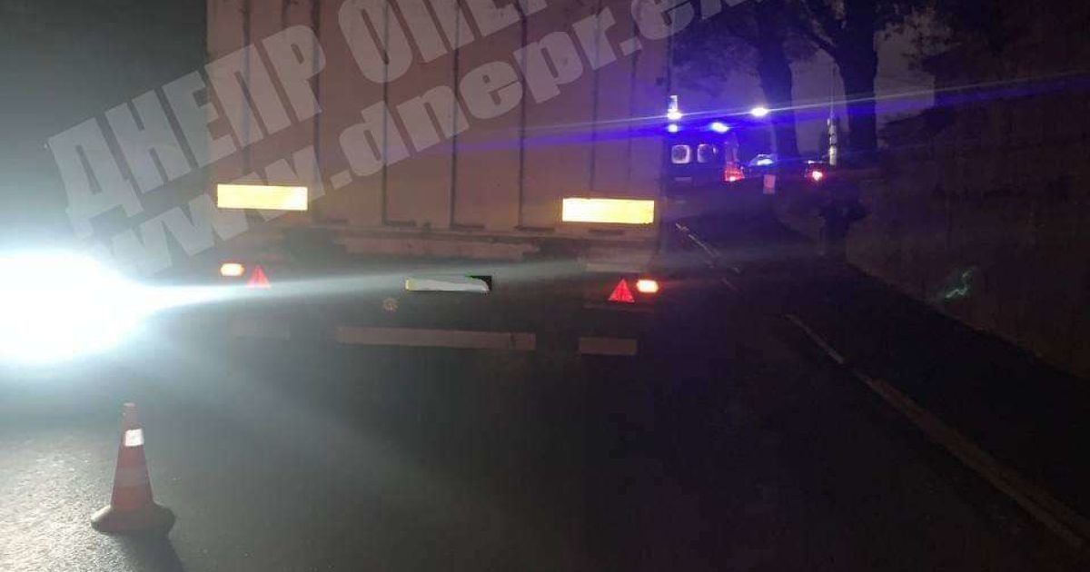 Гематома головного мозку і перелом кісток черепа: у Дніпрі вантажівка на смерть збила пішохода