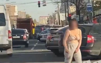 Зняла штани та показала водію сідниці: Києвом гуляла напівоголена дівчина