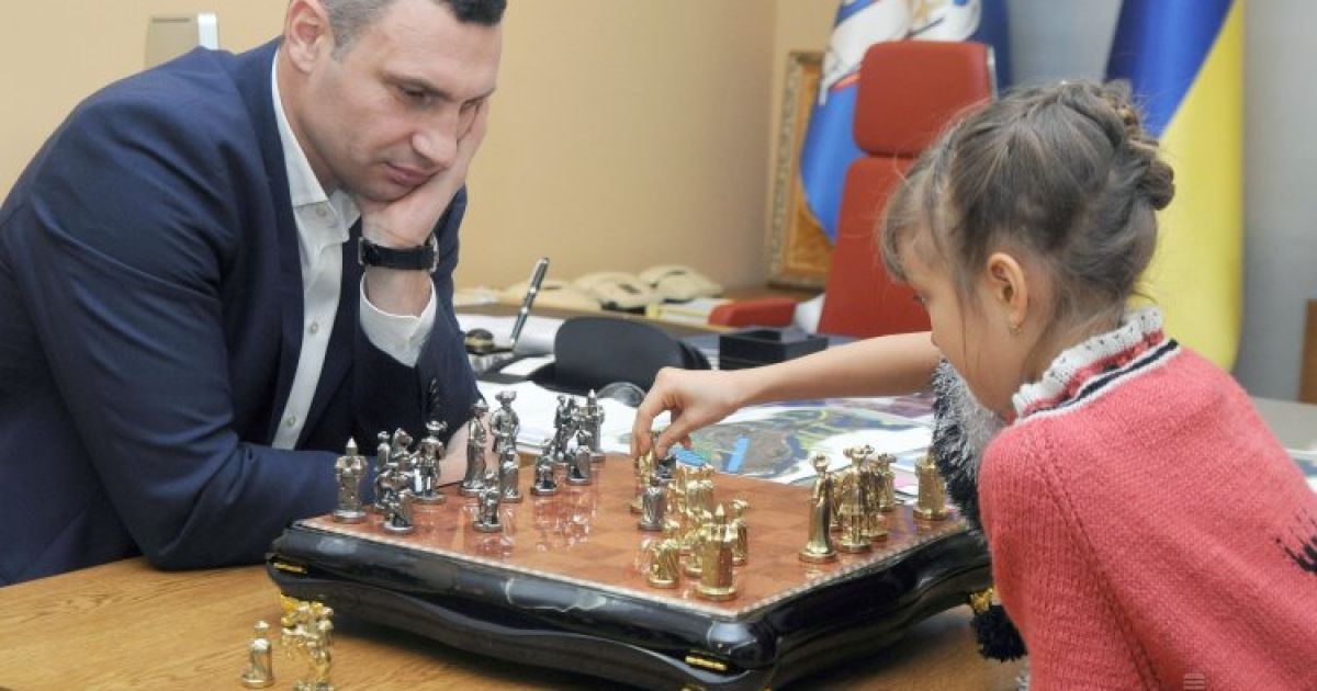 Мэр Киева Виталий Кличко и 8-летняя чемпионка Европы по шахматам среди детей Вероника Веремьюк играют в шахматы в Киеве. 21 октября Кличко поздравил Веремьюк с победой в турнире, вручил ей грамоту с благодарностью городского головы и сыграл партию в шахматы. / © УНИАН