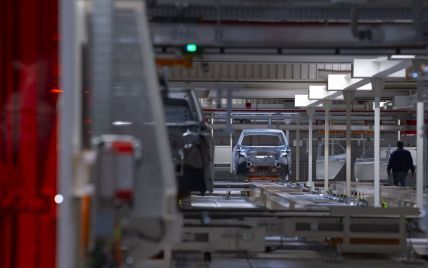 Топові світові автовиробники поновлюють роботу на виробництві