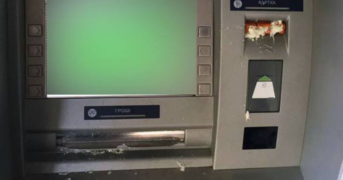 В центре Харькова неизвестные залили банкоматы монтажной пеной