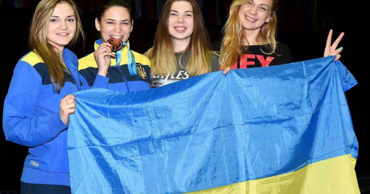 Харькова (друга ліворуч) здобула для України бронзову медаль. Фото: Augusto Bizzi