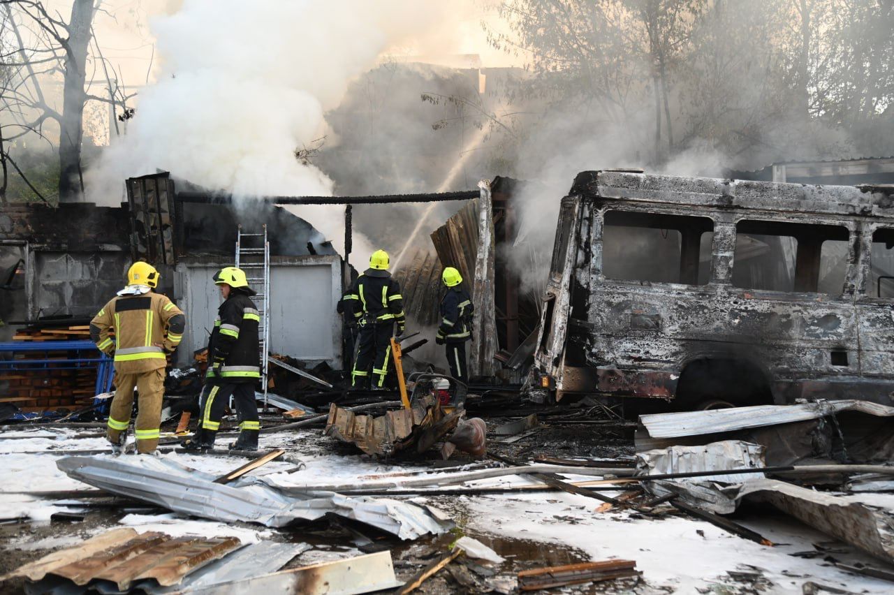 Внаслідок влучання ракети виникла пожежа в підсобних приміщеннях СТО. / © МВС