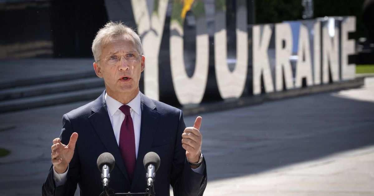 Столтенберг призвал союзников по НАТО, поставляющих оружие в Украину, отменить запрет на его использование для ударов по военным целям в России