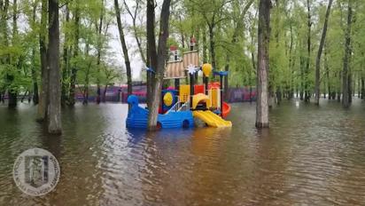 Половодье в Киеве сняли на видео: подтопило пляжи и парки