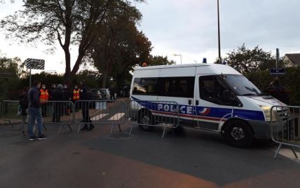В пригороде Парижа возле учебного заведения неизвестный жестоко зарезал преподавателя — СМИ
