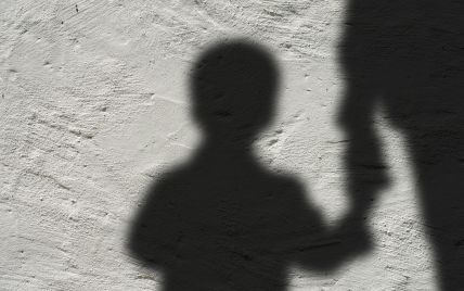 Побив ременем 5-річного сина співмешканки: під Черніговом покарали чоловіка за домашнє насильство