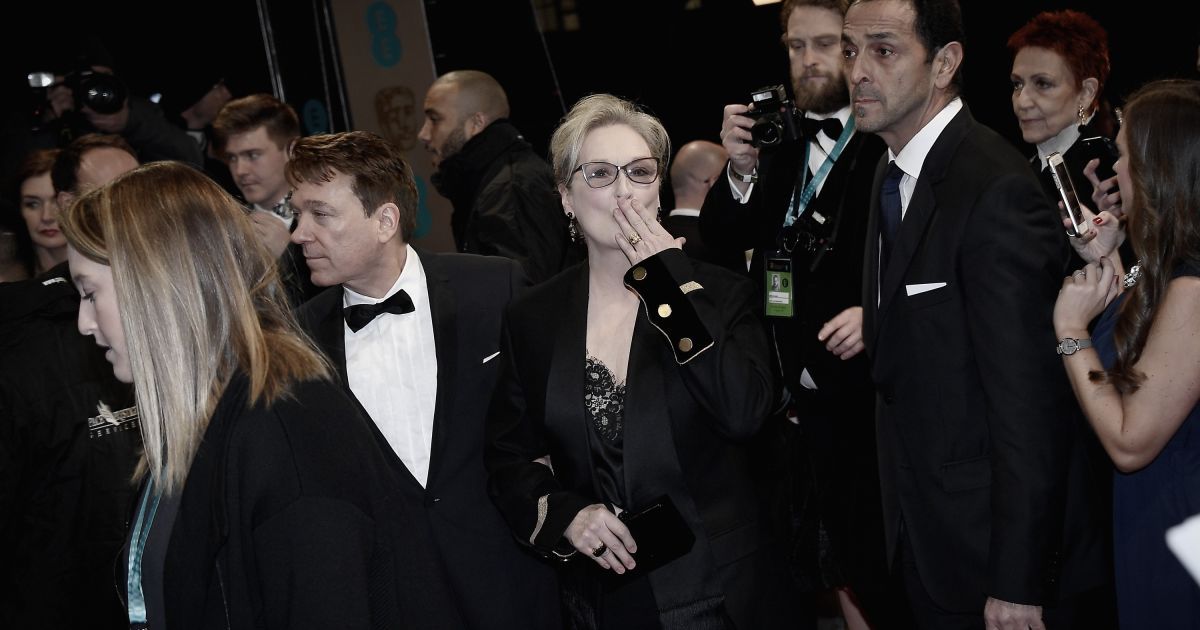 Поцілунок Стріп і Фрая на BAFTA та розваги Ріанни із флягою на "Греммі": цікаві моменти церемоній