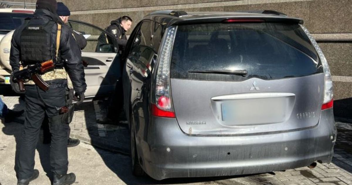 У Києві патрульні затримали водія, який після конфлікту на дорозі відкрив вогонь і намагався втекти